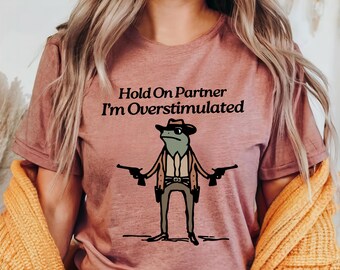 Camiseta gráfica de rana sobreestimulada: divertida camiseta unisex para la ansiedad