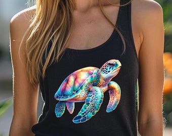Può includere: Canotta nera con una grafica vivace e colorata di una tartaruga marina. Il design della tartaruga mostra uno spettro di colori, tra cui blu, verdi, gialli e rosa. La canotta è senza maniche e realizzata in un materiale morbido.