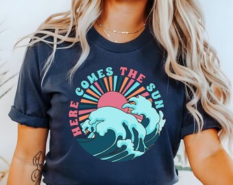 Camiseta «Here Comes the Sun»: Camiseta retro para vacaciones en la playa.