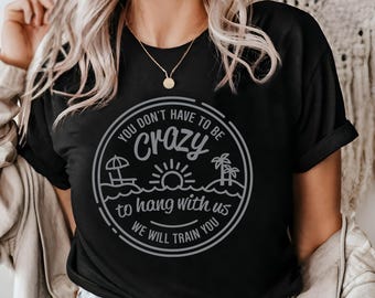 Camiseta divertida con estampado "Locos por pasar el rato con nosotros" - Camiseta unisex de algodón