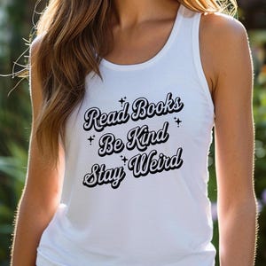 Débardeur amateur de livres, débardeur graphique soyez gentil, débardeur en jersey unisexe Stay Weird, cadeau lecteur cool, débardeur littéraire cool, débardeur livre tendance, t-shirt livre mignon