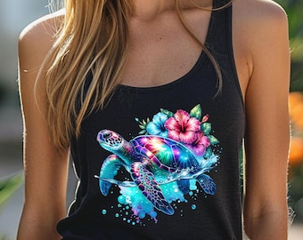 Può includere: Canotta nera con un vivace e colorato design di tartaruga marina. La tartaruga è circondata da fiori di ibisco blu e rosa e spruzzi d'acqua. Il design ha un effetto acquerello, con sfumature di blu, viola e verde.