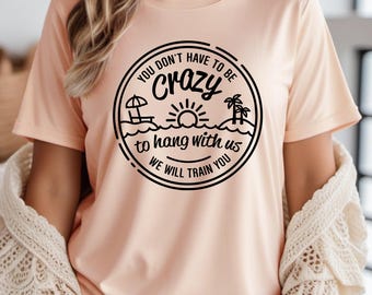 Camiseta divertida con estampado "Locos por pasar el rato con nosotros" - Camiseta unisex de algodón
