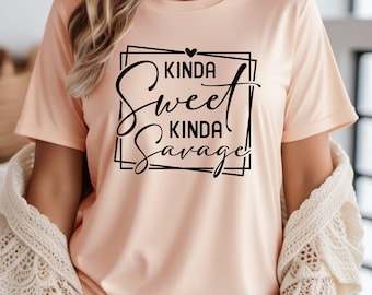 Maglietta unisex in cotone con grafica "Kinda Sweet Kinda Savage".