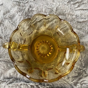 Vintage gold / gelbe Glas Servierschale mit zwei Griffen und gewellten Kanten