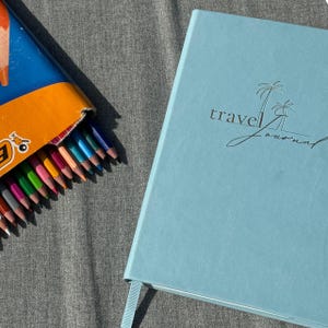 Reisetagebuch für 90 Reisetage zum Ausfüllen | Mit Weltkarte und Stickersheet | Perfektes Reisegeschenk für Backpacker| Deutsche Version
