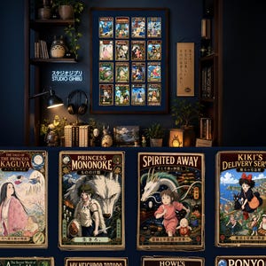 Puede incluir: Un cuadro decorativo enmarcado que presenta una cuadr&iacute;cula de doce p&oacute;steres de pel&iacute;culas ilustrados de Studio Ghibli, incluyendo t&iacute;tulos como La Princesa Mononoke, El Viaje de Chihiro y Mi Vecino Totoro, en una habitaci&oacute;n oscura.