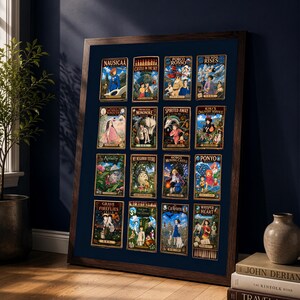 Puede incluir: Un marco rectangular de madera oscura que contiene diecis&eacute;is impresiones art&iacute;sticas rectangulares dispuestas en una cuadr&iacute;cula. Cada impresi&oacute;n muestra el t&iacute;tulo y la ilustraci&oacute;n de una pel&iacute;cula de animaci&oacute;n diferente, incluyendo Nausica&auml;, El castillo en el cielo y Porco Rosso.
