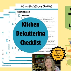 Puede incluir: Una descarga digital titulada "Kitchen Decluttering Checklist" con un círculo turquesa superpuesto al título. La imagen incluye utensilios de cocina, recipientes para guardar alimentos y una oferta de video adicional. También se ven las palabras "Descarga instantánea".