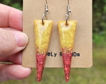 ATARDECER EN EL DESIERTO / Pendientes de resina con diseño de atardecer / Pendientes colgantes amarillos y rojos / Hechos a mano / Triangulares