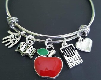 Pulsera MAESTRA, brazalete, dije, crayones, libro, corazón de manzana
