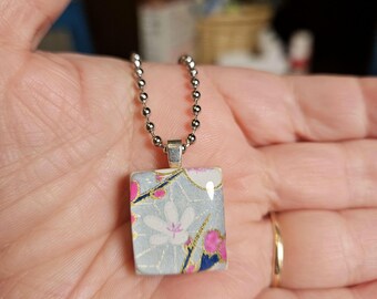 Papel japonés Washi / Colgante de ficha de Scrabble / Chiyogami / Collar / Regalo / Reciclaje creativo / Reutilización