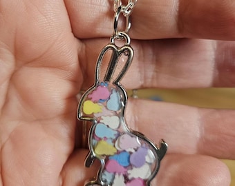 Colgante de resina con conejito y chispas