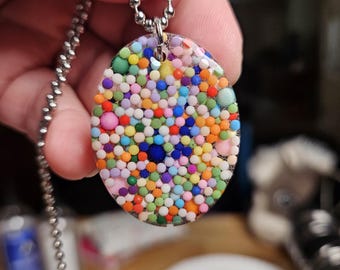 Collar con colgante ovalado de resina y cadena de bolas