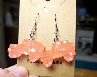 Pendientes de resina con forma de Jeep que brillan en la oscuridad, con corazones y estrellas de purpurina plateada.