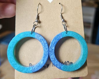 Pendientes de aro OCEAN FADE / Colgantes circulares de resina / Estilo costero / Azul vaquero / Verde azulado