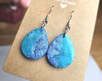 Pendientes OCEAN WAVE / Colgantes de resina en forma de lágrima / Estilo costero / Azul playero