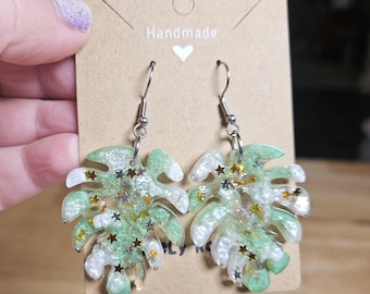 DÉJAME EN PAZ / Pendientes / Colgantes de resina con forma de hoja / Estilo fresco / Verde y blanco / Estrellas plateadas/doradas