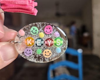 Llavero divertido con la palabra "KEYS" (llaves).
