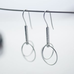 Loop in Loop in Line Circle Bar Dangle Earrings in Sterling Silver zdjęcie 1