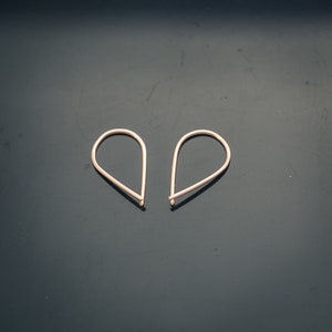 Looped Petites boucles d'oreilles dormeuses simples en or rose 14 carats image 8