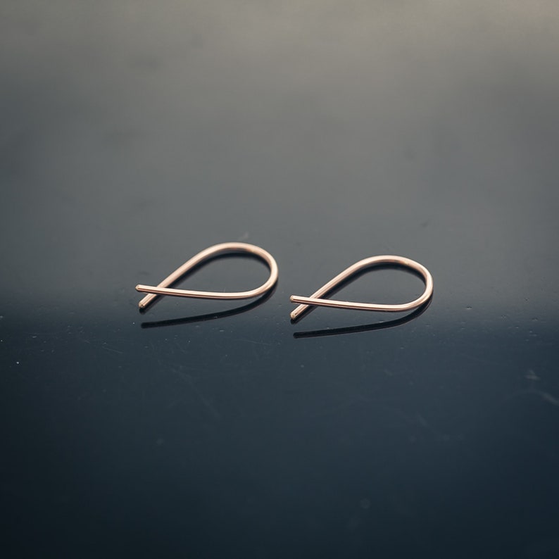 Looped Petites boucles d'oreilles dormeuses simples en or rose 14 carats image 7