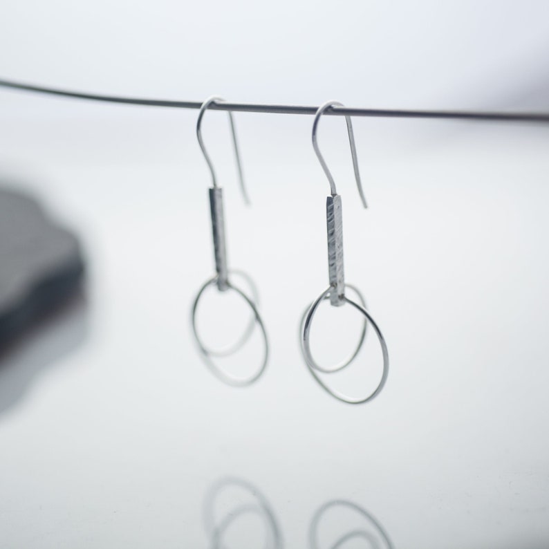 Loop in Loop in Line Circle Bar Dangle Earrings in Sterling Silver zdjęcie 1