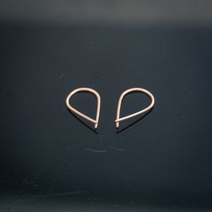 Looped Petites boucles d'oreilles dormeuses simples en or rose 14 carats image 4