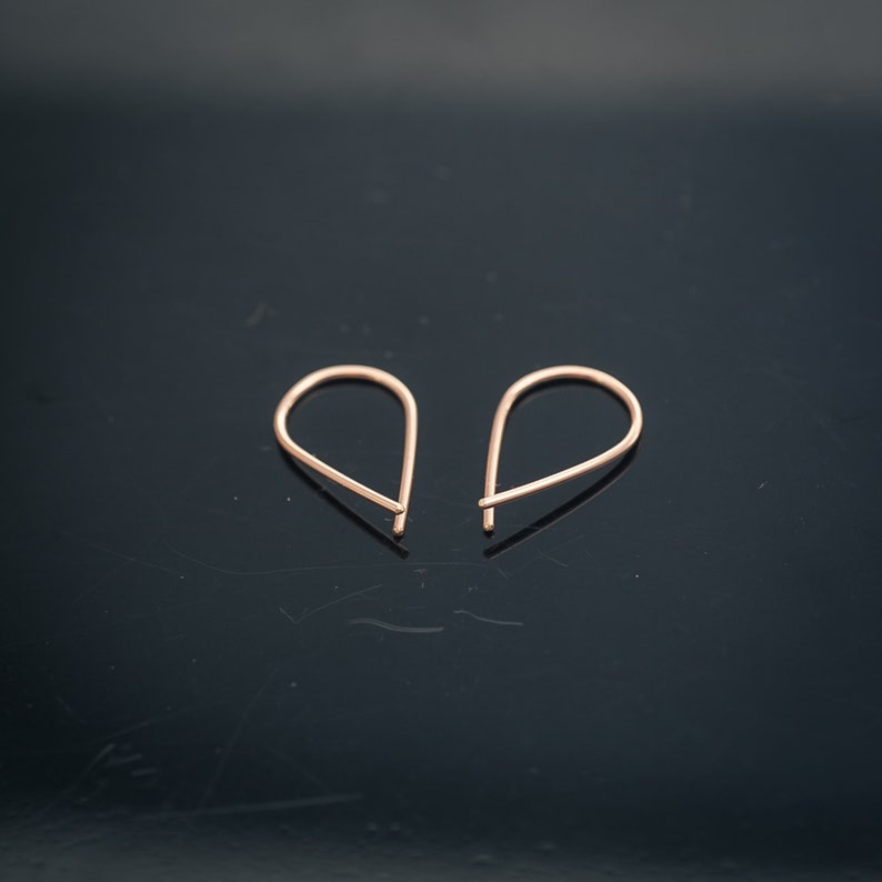 Looped Petites boucles d'oreilles dormeuses simples en or rose 14 carats image 4