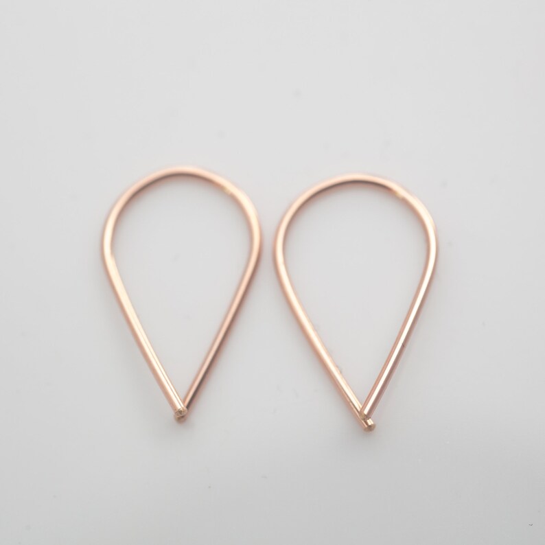 Looped Petites boucles d'oreilles dormeuses simples en or rose 14 carats image 2