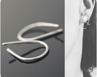 Looped - Petites boucles d'oreilles simples en argent sterling