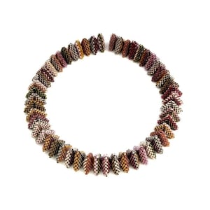 Könnte beinhalten: Eine Perlenkette aus kleinen, dreieckigen Perlen in Braun-, Rosa- und Goldtönen. Die Perlen sind kreisförmig angeordnet und erzeugen einen zarten und eleganten Look.