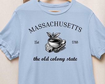 Massachusetts el antiguo estado de la colonia, Boston MA, Massachusetts Boston Tea Party, MA Tea Cup, MA State Slogan Graphic Tee Shirt