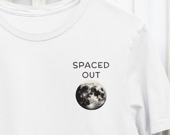 Spaced Out, Gesicht des Mondes, kleines Taschenabzeichen, Astronauten-Grafik-T-Shirt