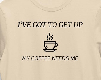 Tengo que levantarme, mi café me necesita, café divertido, camiseta cómica Despierta y tómate un café, camiseta gráfica con cafeína