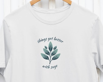 Las cosas mejoran con salvia, juegos de palabras con hierbas, cocina, chef, sabio Camiseta gráfica