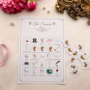 K&ouml;nnte beinhalten: Ein wei&szlig;es Bingospiel mit Illustrationen verschiedener Gegenst&auml;nde, darunter ein Zylinder, eine Kutsche und ein Weinglas. Der Text "The Season's Bingo" steht oben. Kleine, runde Spielsteine liegen verstreut.