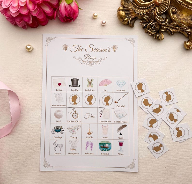 K&ouml;nnte beinhalten: Ein wei&szlig;es Bingospiel mit Illustrationen verschiedener Gegenst&auml;nde, darunter ein Zylinder, eine Kutsche und ein Weinglas. Der Text "The Season's Bingo" steht oben. Kleine, runde Spielsteine liegen verstreut.