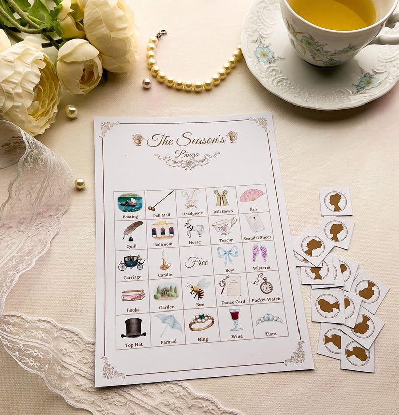 K&ouml;nnte beinhalten: Ein Vintage-Bingo-Spielkarte mit Illustrationen verschiedener Objekte, darunter eine Kutsche, ein Zylinder und ein Ring. Die Karte wird von kleinen Silhouette-Karten und einer Tasse Tee begleitet. Der Text "The Season's Bingo" steht oben.
