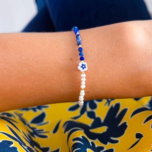 Pulseira de pérolas de água doce, pulseira de lápis-lazúli e minúsculas pérolas, pulseira de cristal do dia a dia, pulseira minimalista com contas de flores de vidro