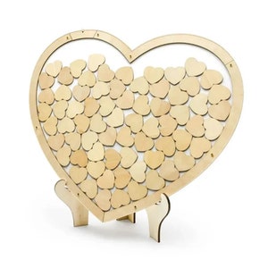 Può includere: Una cornice di legno a forma di cuore con un supporto, piena di piccoli cuori di legno. La cornice è un'alternativa al libro degli ospiti per il matrimonio, dove gli ospiti possono scrivere messaggi sui cuori e inserirli all'interno della cornice.