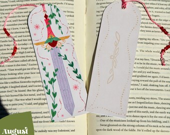Marcapáginas con espada de fantasía y cuentas, accesorio de libro con forma de daga de fresa laminada, regalo romántico y caprichoso para amantes de los libros, marcapáginas con enredaderas estilo cottagecore.