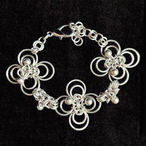 ROSA Edelstahl durchbohrte Blumen Kettenhemd Armband