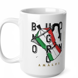 Op de afbeelding: Witte keramische koffiemok met een afbeelding van een Italiaanse espressomaker in de kleuren van de Italiaanse vlag. De mok heeft de woorden "BORGO" en "AMALFI" erop gedrukt.