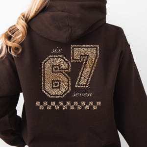 Sweat à capuche Six Seven Funny Viral Meme 6'7 Tendance Varsity Leopard Sweat à capuche rétro numéro 67 Haut Cadeau Génération Z Amateur de mèmes