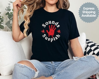 Suena sospechoso, camisa de crimen verdadero, regalo para el amante del crimen verdadero, camisa de programa de televisión, camisa divertida, camiseta de crimen, adicto al crimen, camisa de asesinato, camiseta misteriosa
