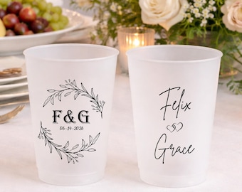 Vasos personalizados esmerilados para bodas, con nombres y fecha personalizados, ideales como recuerdos para la despedida de soltera.