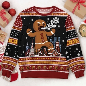 Può includere: Una maglia a maniche lunghe con girocollo caratterizzata da un pannello centrale nero con la grafica di un omino di pan di zenzero gigante che soffia un grande fiocco di neve bianco su uno skyline cittadino. Maniche e orlo hanno motivi natalizi.