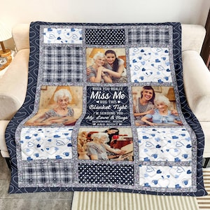 以下が含まれることがあります： ネイビーブルーの縁とパッチワークデザインのパーソナライズされたキルト。キルトには家族写真と「本当に寂しいときは、この毛布をしっかりと抱きしめてください。愛と抱擁を朝、昼、夜に送ります」というテキストが記載されています。