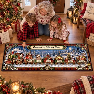 Peut inclure: Un tapis de sol rectangulaire illustrant un train de Noël festif avec le texte Grandma's Christmas Crew. Les wagons portent les prénoms Oliver, Jack, Andy, Emma, Taylor et Timmy, sur un fond représentant un paysage hivernal enneigé.